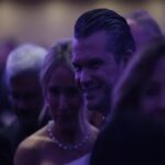 Lo strano sorriso di Pete Hegseth durante gli spari a Trump, i complottisti tornano all'attacco