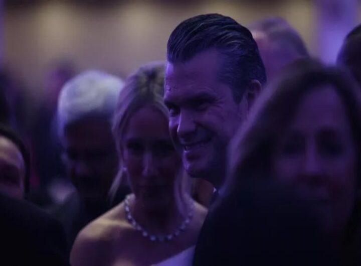 Lo strano sorriso di Pete Hegseth durante gli spari a Trump, i complottisti tornano all'attacco