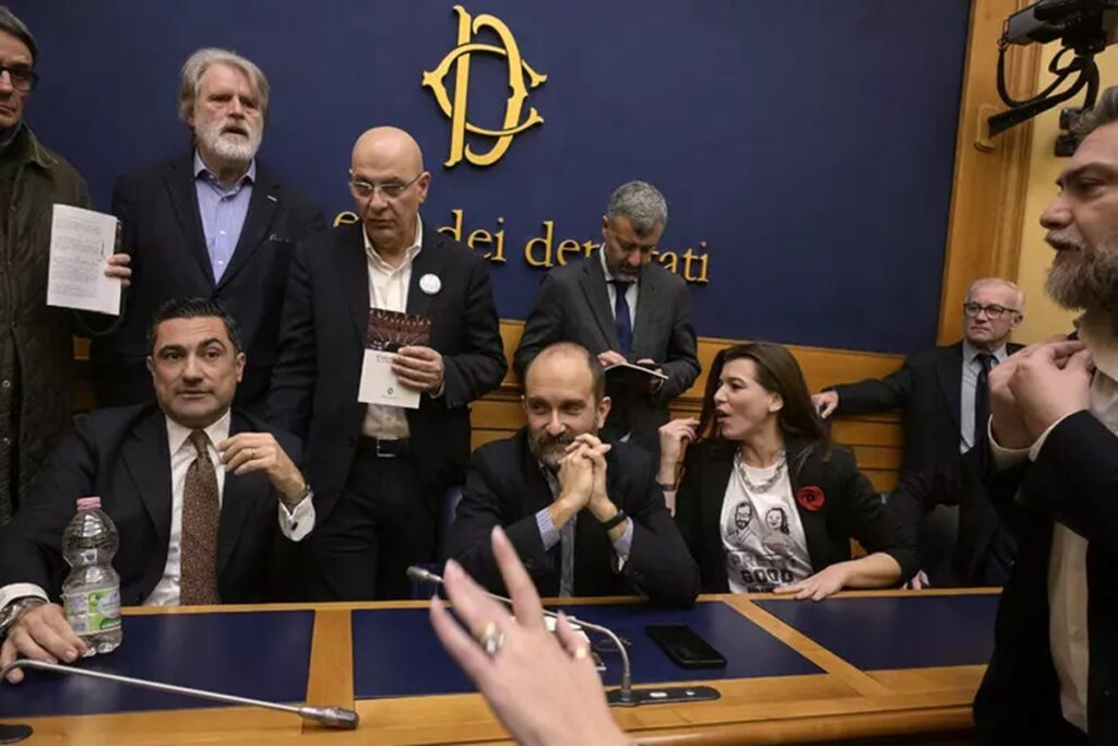 L'occupazione da parte delle opposizioni della sala stampa di Montecitorio per impedire la conferenza stampa sulla remigrazione con Casapound