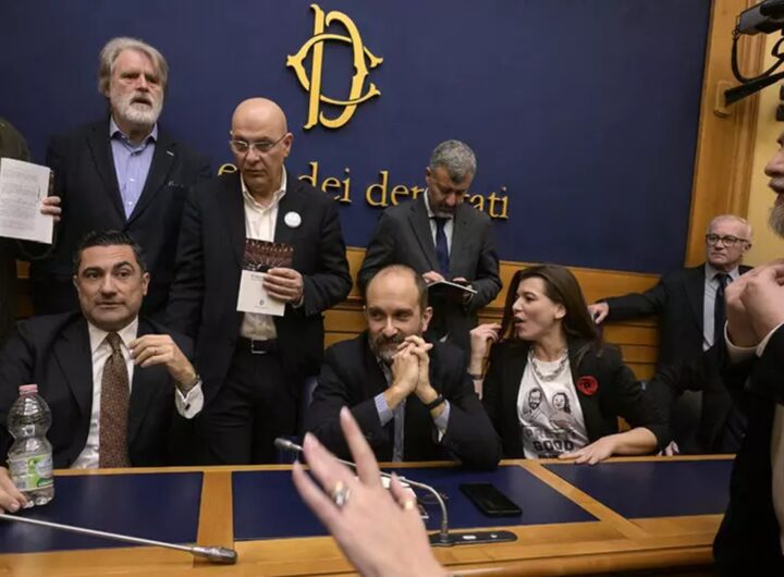 L'occupazione da parte delle opposizioni della sala stampa di Montecitorio per impedire la conferenza stampa sulla remigrazione con Casapound