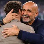 Spalletti, allenatore della Juventus, abbraccia un giocatore