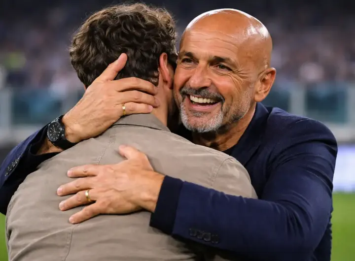 Spalletti, allenatore della Juventus, abbraccia un giocatore