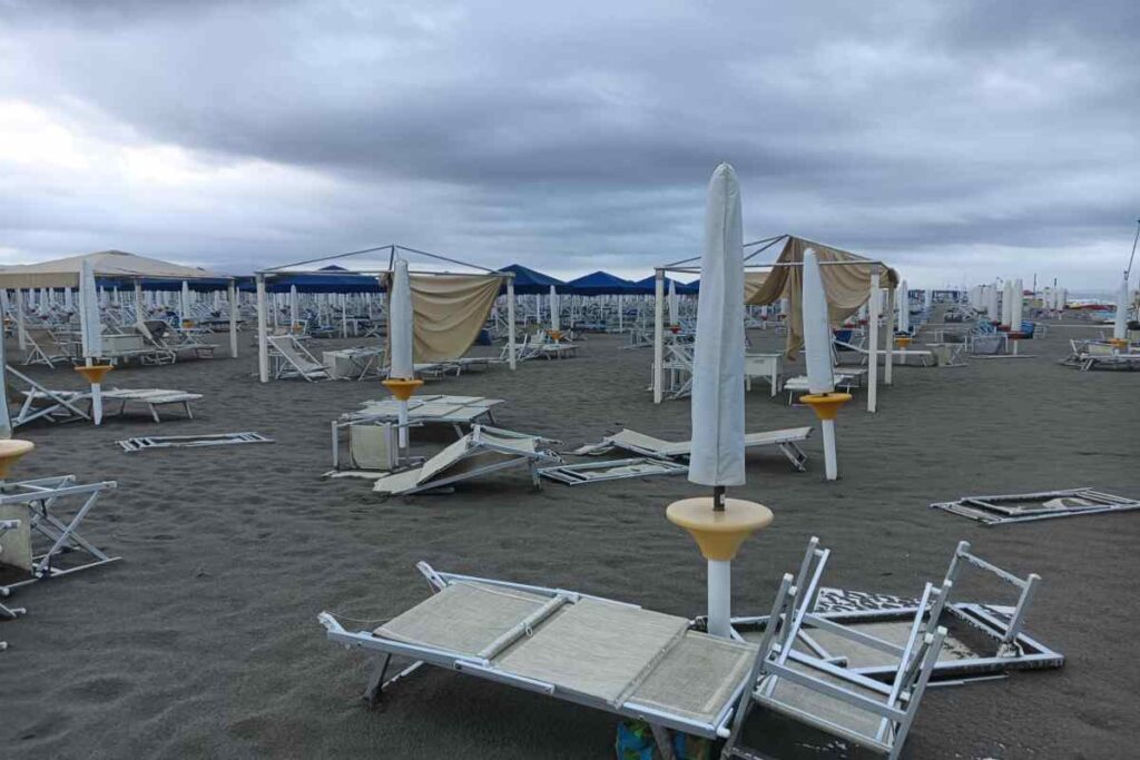 Una spiaggia colpita dal maltempo