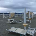 Una spiaggia colpita dal maltempo