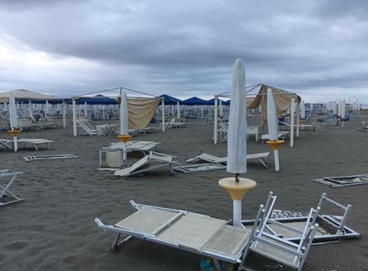 Una spiaggia colpita dal maltempo
