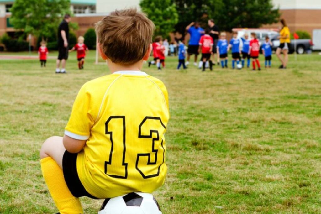 bambino gioca a calcio