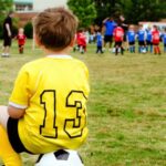 bambino gioca a calcio