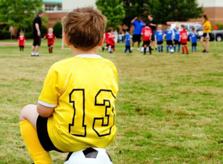 bambino gioca a calcio