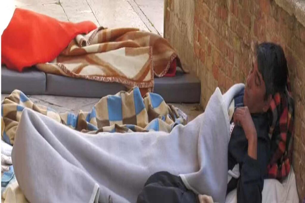 Treviso, due parroci invitano i migranti sgomberati dal comune a dormire sotto ai portici accanto al municipio