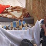 Treviso, due parroci invitano i migranti sgomberati dal comune a dormire sotto ai portici accanto al municipio