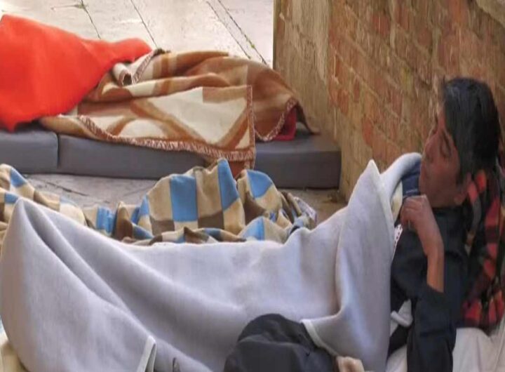 Treviso, due parroci invitano i migranti sgomberati dal comune a dormire sotto ai portici accanto al municipio