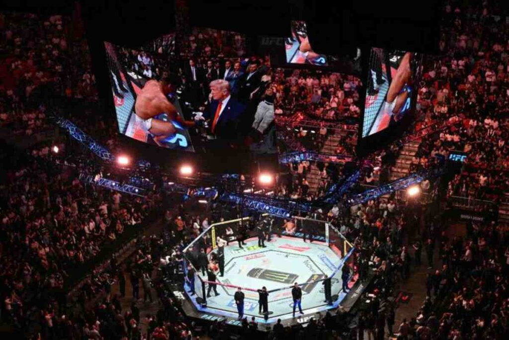 Mentre ad Islamabad i negoziati con l'Iran falliscono Trump è a Miami a vedere un incontro di lotta estrema