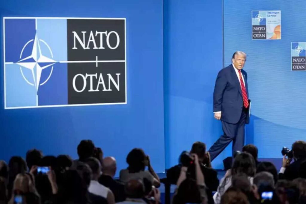 Trump con dietro la scritta Nato