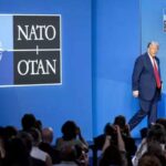 Trump con dietro la scritta Nato