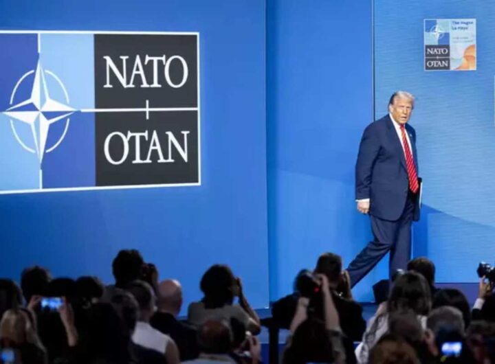 Trump con dietro la scritta Nato