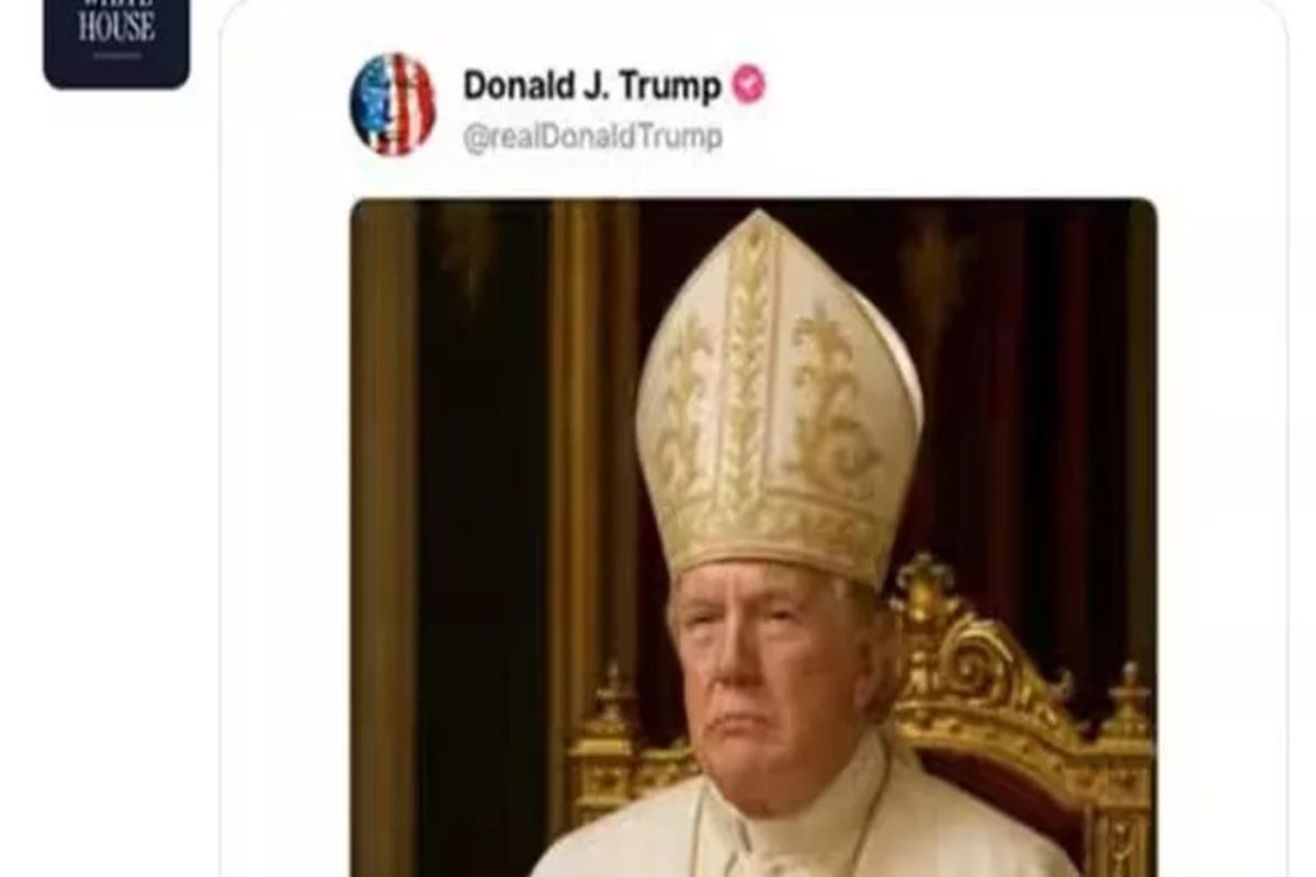 Trump vestito da Papa