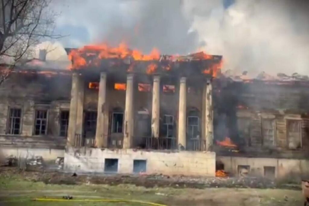 Il video della villa storica in legno in fiamme dopo essere stata colpita a Kharkiv da un drone russo