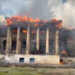 Il video della villa storica in legno in fiamme dopo essere stata colpita a Kharkiv da un drone russo