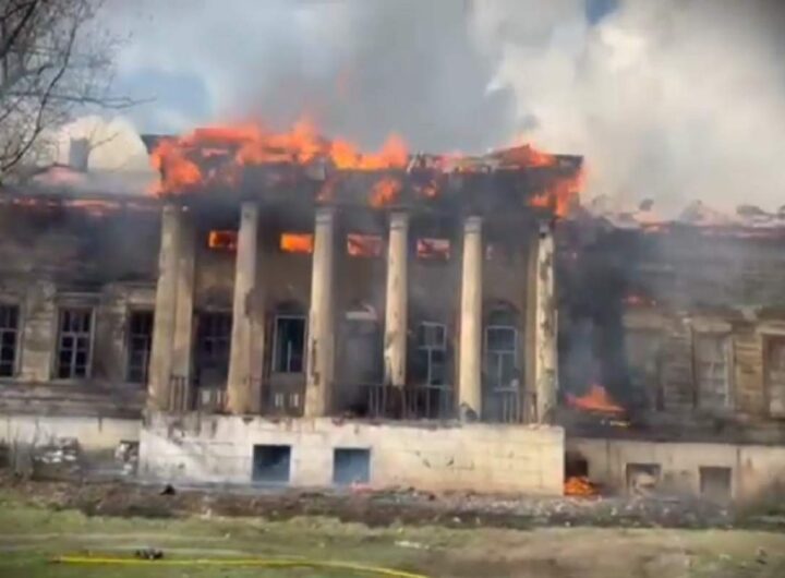 Il video della villa storica in legno in fiamme dopo essere stata colpita a Kharkiv da un drone russo