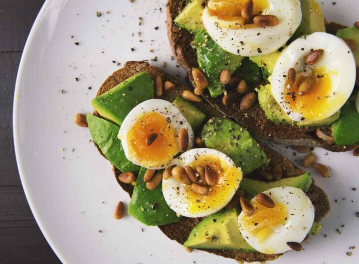 piatto sano con uova e avocado