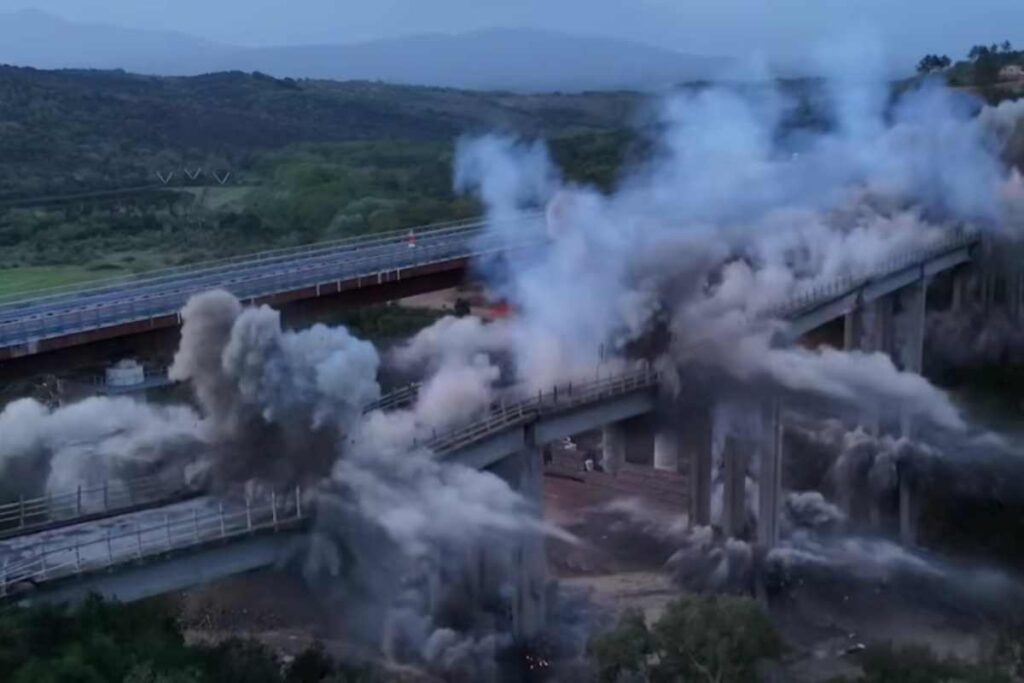 Demolizione di un viadotto