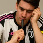 Vlahovic dubbioso con una penna in mano e il rinnovo di contratto sul tavolo, immagine creata con intelligenza artificiale