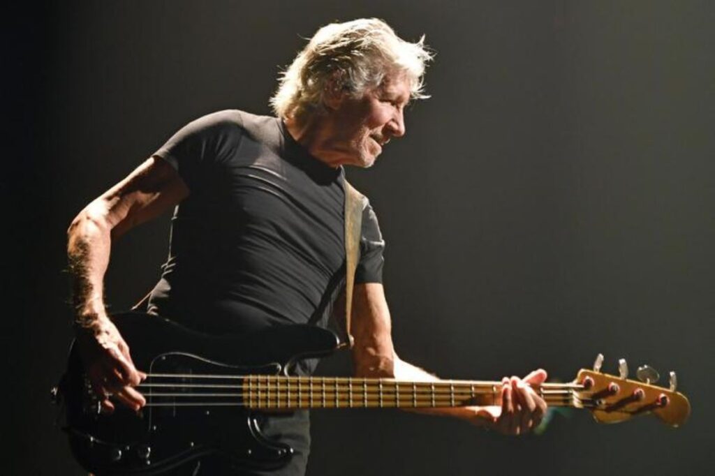 Roger Waters mentre suona il basso durante un concerto