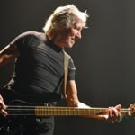 Roger Waters mentre suona il basso durante un concerto