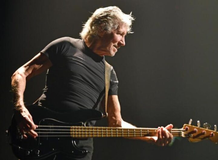 Roger Waters mentre suona il basso durante un concerto