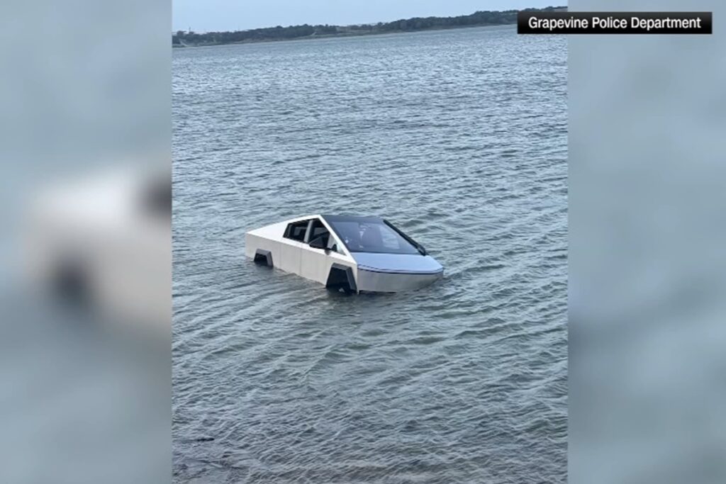 Il Cybertruck affondato in un lago durante un test