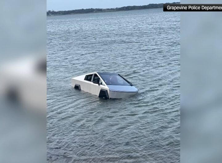 Il Cybertruck affondato in un lago durante un test
