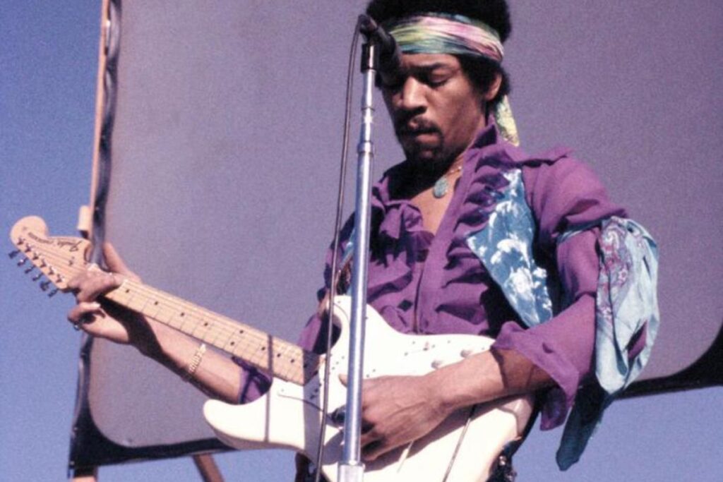 Jimi Hendrix con la sua iconica chitarra bianca durante un'esibizione dal vivo