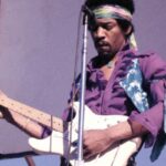 Jimi Hendrix con la sua iconica chitarra bianca durante un'esibizione dal vivo