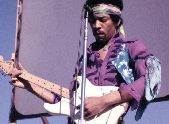 Jimi Hendrix con la sua iconica chitarra bianca durante un'esibizione dal vivo