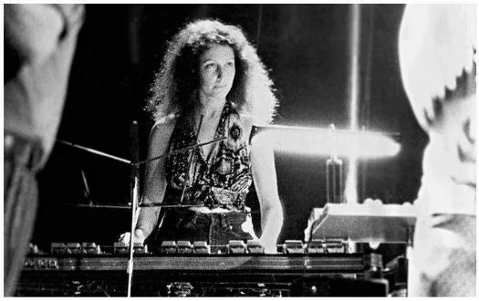 Ruth Underwood, la straordinaria vibrafonista di Frank Zappa, durante un concerto