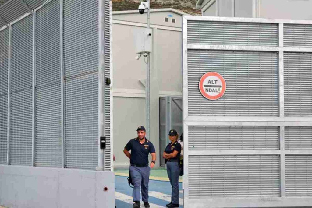 Poliziotti italiani nei centri in Albania