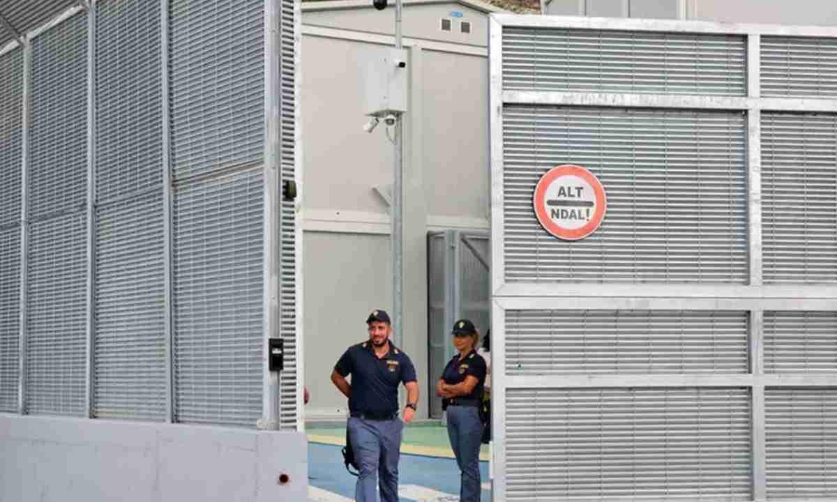 Poliziotti italiani nei centri in Albania