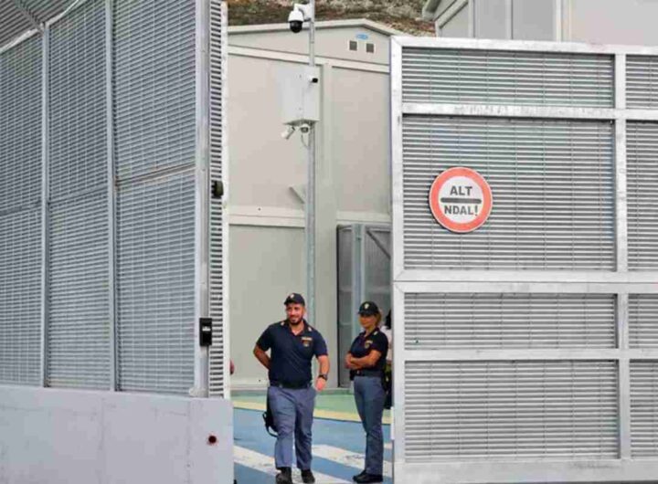 Poliziotti italiani nei centri in Albania