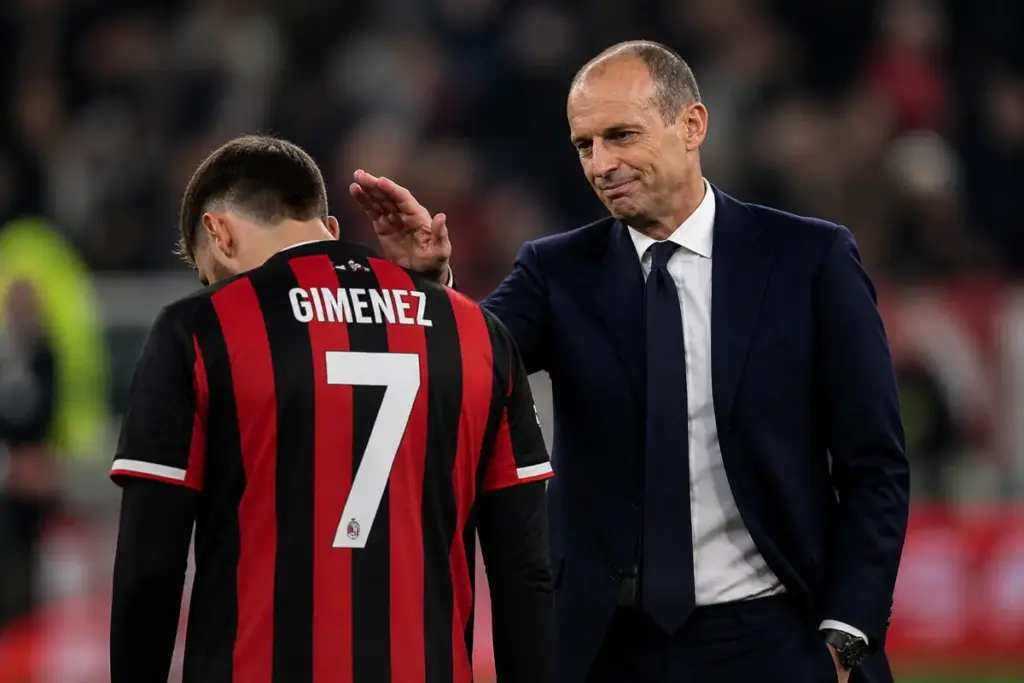Allegri dà una pacca sulla spalla all'attaccante del Milan Gimenez