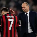 Allegri dà una pacca sulla spalla all'attaccante del Milan Gimenez
