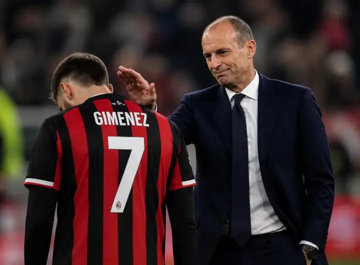 Allegri dà una pacca sulla spalla all'attaccante del Milan Gimenez