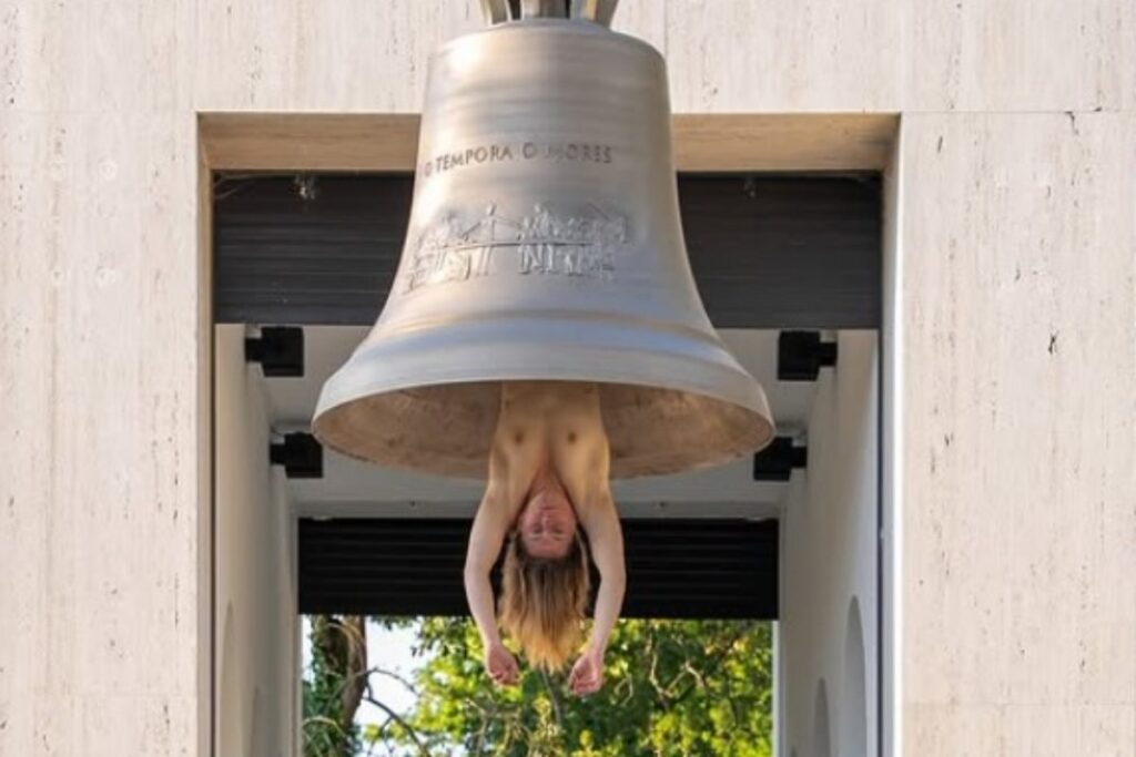 artista nuda campana biennale
