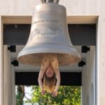artista nuda campana biennale