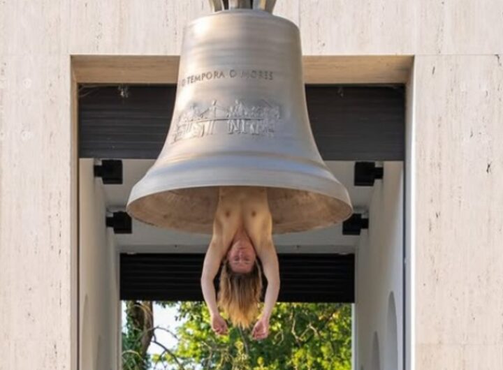 artista nuda campana biennale