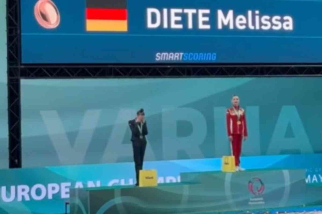 atleta ucraina chiude occhi inno russo