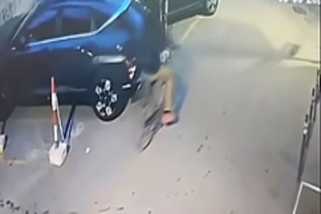Bakari Sako in bici prima di essere aggredito