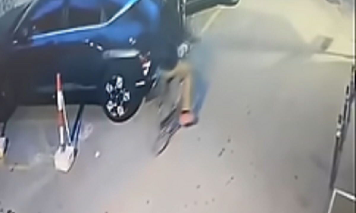 Bakari Sako in bici prima di essere aggredito