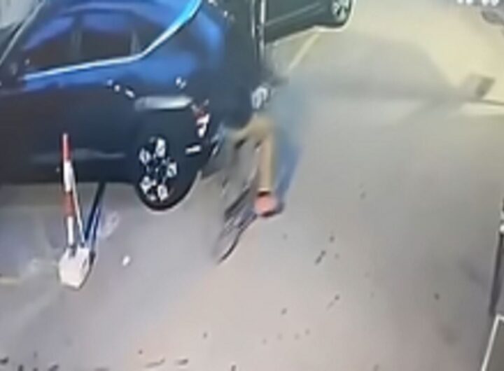 Bakari Sako in bici prima di essere aggredito