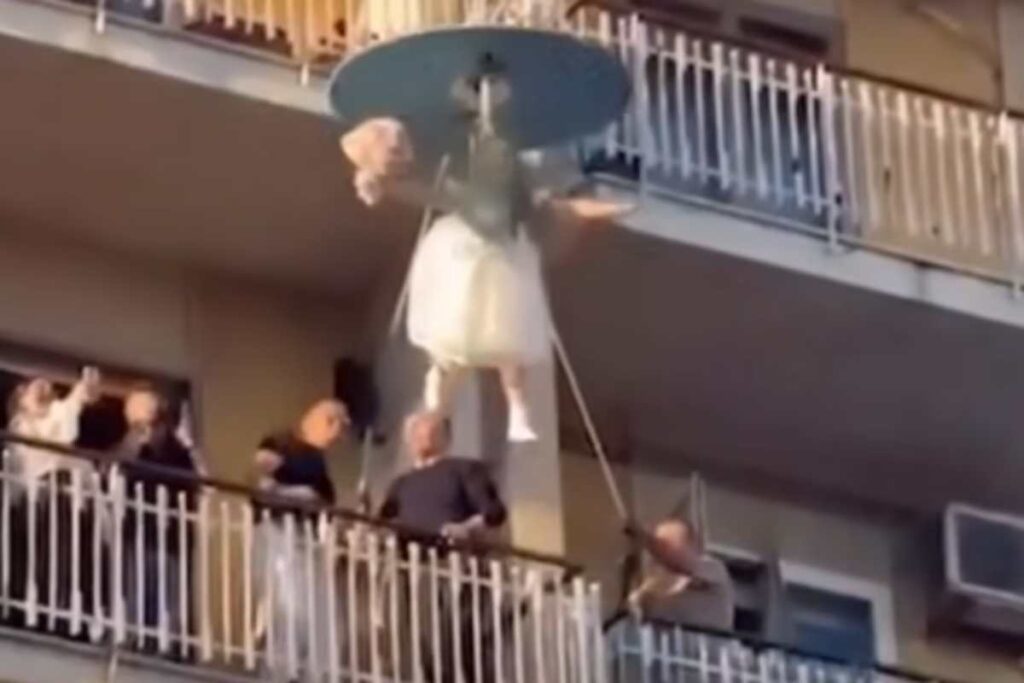 Bambina appesa tra due palazzi