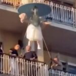 Bambina appesa tra due palazzi